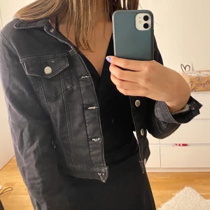 Jeansjacka strl 34 - Ganska så croppad jeansjacka - väldigt bra skick på den💗 löparen står för frakten 