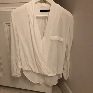 Omlott blus Zara XS - Hej, En vit omlott blus från zara i fint skick. Strl XS. Köparen står för frakten!