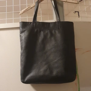 Medium läderväska svart åhlens - Great size and look on this bag from Åhléns,  i've had it a White but looks Great still. One big space but onekligen smaler 