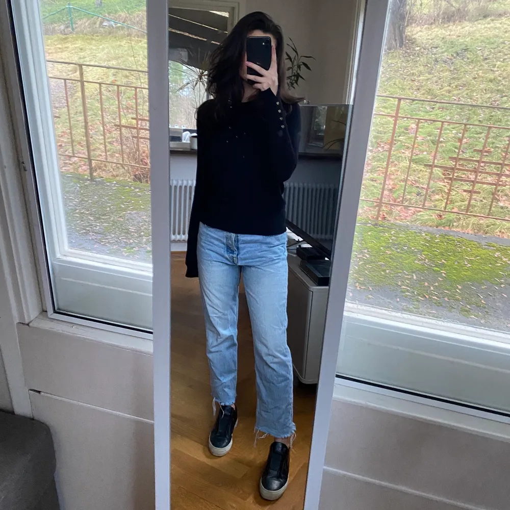 Skit snygga zara jeans! Storlek 36. Jag är 165 cm lång. Modellen är att de ska vara kortare vid smalbenen. Skick 9/10. Brukar bära storlek 34/36/38!. Jeans & Byxor.