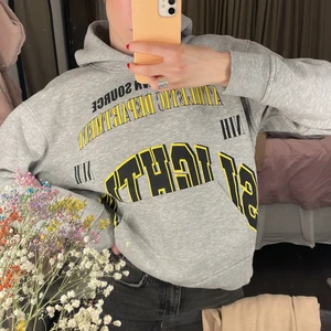 Hoodie - Super snygg hoodie från weekday. Köpt för 500kr. Använd Max 5 gånger! 💓