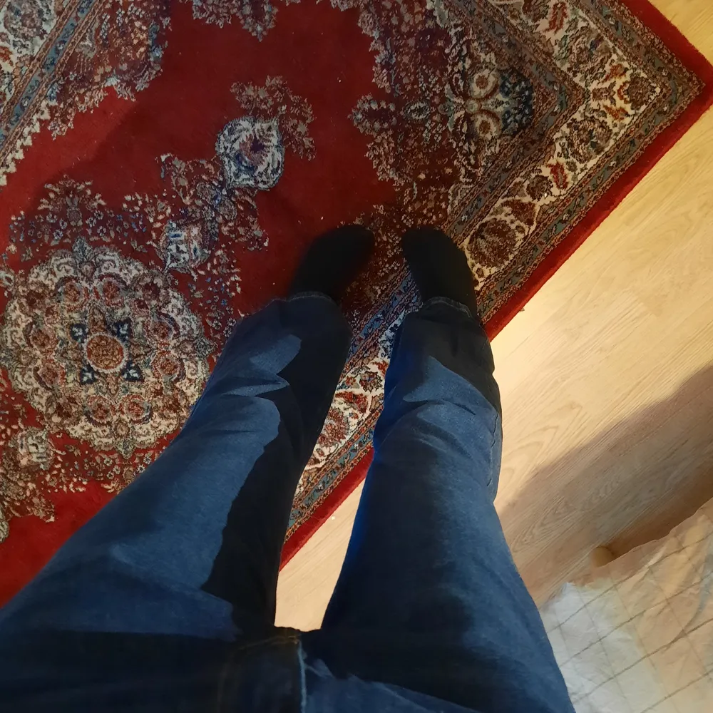 Mörkblåa high rise bootcut jeans från H&M! Endast använda 2-3 gånger och är i mycket bra skick. Bara att höra av sig om du vill ha fler bilder, diskutera pris osv! Betalning via Swish!😌. Jeans & Byxor.