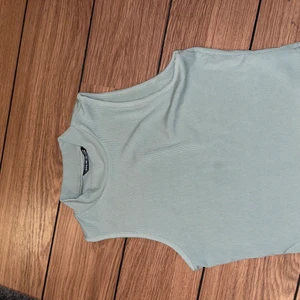 Linne med kort krage - Säljer detta linne från shein. Det är jätte skönt och stretchigt material. Kragen är inte för lång eller kort utan de är mittemellan. Sitter fint på och inga skador/fläckar.