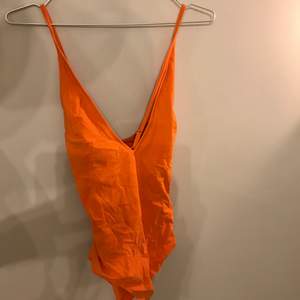 orange baddräkt från hm (korsad rygg)