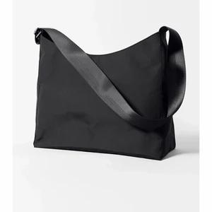 Weekday medium sized bag  - Nu säljer jag denna superfina väskan från weekday, som också är slutsåld på deras hemsida. Väskans material är vattentåligt perfekt för dessa kallare tider samt väldigt rymlig. 