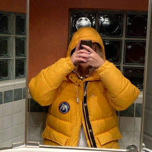 Puffer vinterjacka - En stor gul pufferjacka från H&M köpt i USA. Liknar fjällräven/acne kollektionen. Storlek S men passar mig som normalt har M. Oversized
