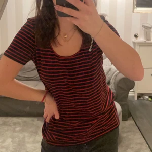 Randig t-shirt - Säljer nu min välanvända samsoesamsoe t-shirt som är i bra skick. Den är marinblå och röd. Nypris ca 600kr