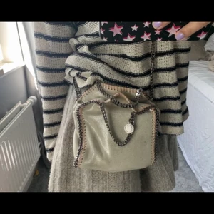 Skitsnygg stella McCartney väska😍 - Vill nu byta min sjukt snygga Stella McCartney väska i storlek Tiny färgen är ganska unik för den e lixom rosa/beige och glittrig😍💗🧚‍♀️ ENDAST BYTEN💓🤠 100% äkta💕 följer med bevis och en liten bag till den😘nypris 8500