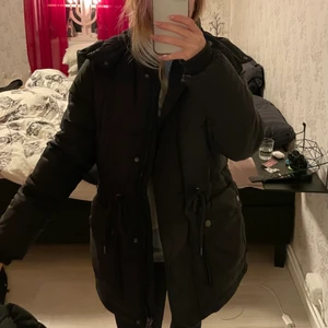 Dunjacka  - Säljer min dunjacka från H&M, den är svart och jättevarm! Storlek 34 ✨✨   Pga flytt vill jag få bort den snabbt 🥰
