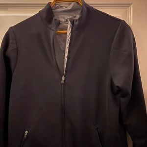 Adidas vindjacka  - Andvänd cirka 2 gånger, tunnt fodrad vindjacka från adidas 