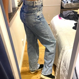 Jeans - Blåa snygga jeans använda 1 gång. Riktigt balla med bling på! 