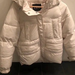 Vinterjacka - Sjukt snygg pufferjacket från Zara i storlek small, använd en vinter. Slutsåld!!⛄️⛄️ Buda eller köp direkt för 500kr, köparen står för frakt!