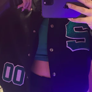 Shein trendig jacka - Säljer denna fina jacka som jag har köpt från Shein eftersom jag inte använder den! Jag har endast använt den 1-2 gånger och den är hel ny!