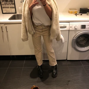 Beiga jeans - Supersnygga beiga jeans från Zara, skulle säga att dem sitter snyggare på en person som i vanligt fall bär S (jag är xxs/xs)💖