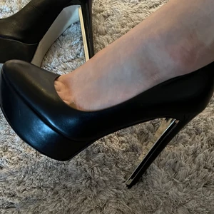 Guess oanvända skinn pumps stl38  - Guess oanvända högklackade skinn pumps stl38. (Kostade 2595kr). Passa på och köp mina för endast 599kr!!