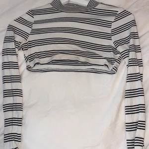 Long sleeve crop top🤍 - Fin crop top i bra skick. Använd ett fåtal gånger. Storlek XS 🤍