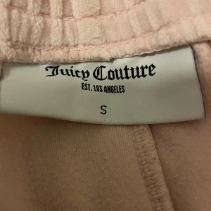 Juicy couture  - Juicy couture byxor i stl S. Endast testade en gång. Köparen står för frakten!