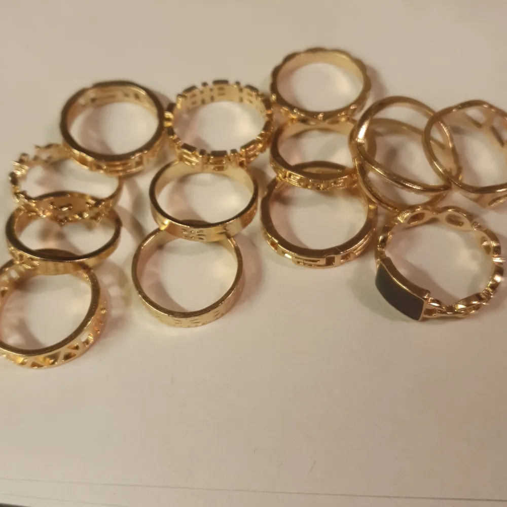 13 fina ringar säljs som ett set.. Accessoarer.