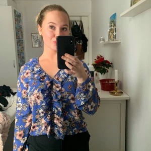 Blommig blus från GinaTricot - Blommig blus i gott skick. Storlek: 36. Pris: 40 kr +frakt  💐