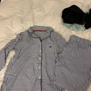 Blå randig pyjamas - Blå randig pyjamas från Lindex. För liten för mig. I använt men fortsatt bra skick. Långärmad skjorta och långa byxor.  Storlek 36/38