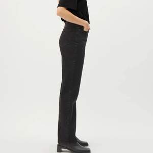 Intressekoll på mina svarta populära Weekday jeans i storleken Rowe. Nedfällda längst ned och passar perfekt i längden på mig som är 175cm. Nypris 500kr