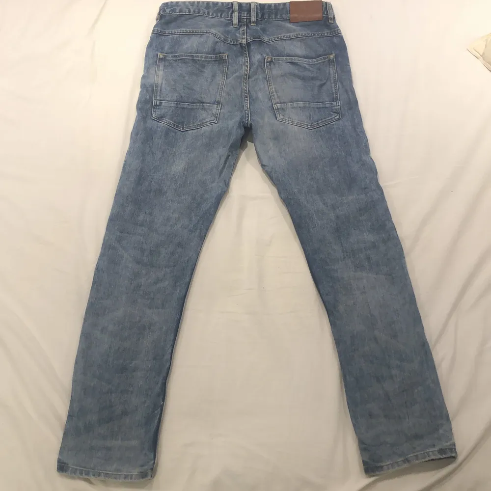 Fina oskadda jeans från H&M i storlek EUR 170. Köpta för ca 6-7 år sedan. Mycket bra skick men en liten färgfläck på framsidan. Säljer på grund av att de blivit för små. Från början en killmodell men bör funka för alla😁. Jeans & Byxor.