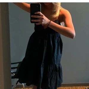 populär zara klänning - (2 FÖRSTA BILDER LÅNADE, sista bilden är min) Storlek XS-S använd få gånger