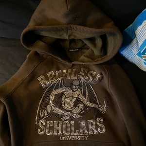 Reckless Scholars - Inga stenar tappade, jätte sparsamt använd, (1 Sten borta bara).  Bud från 1000kr