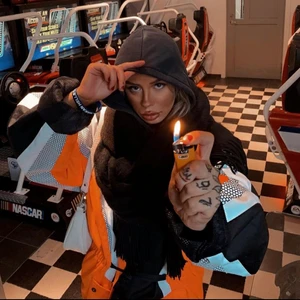 Orange skoterjacka (VARM)!! & snygg  - Orange skoterjacka i nyskick med midjesband man kan ställa in så jackan markerar midjan snyggt. Strl M-L, jag är XS och den sitter oversize på mig men snygg som fasen ändå! Använd enbart 2 gånger och den förtjänas visas upp 💯