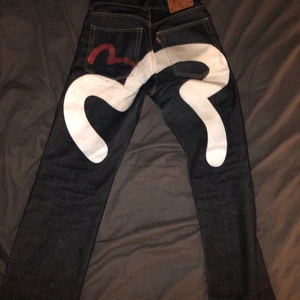 Evisu Jeans 2k -  Äkta Evisu jeans i topp skick i storlek 30-32! Inga defekter eller missfärgningar och väldigt ovanliga. Köpta secondhand och fitpics kan fås vid intresse. 
