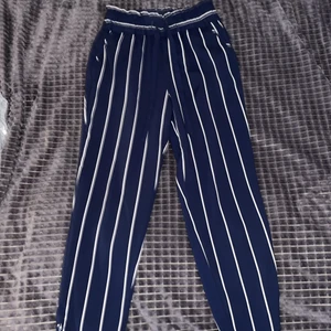 Randiga byxor - Jättefina marinblåa byxor