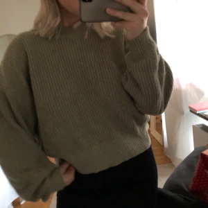 Tröja - Stickad tröja ifrån HM i ljusgrön färg. I bra skick, vid i ärmarna och har mudd längst ner. Stl M