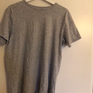 Grå t-shirt  - Grå t-shirt. Basplagg