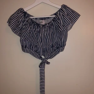 Tie top - Blåvitrandig crop top med knytdetalj i midjan. Kan bäras som vanligt och off-shoulder. Köpt för 199 kr