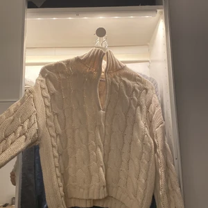 Stickad tröja - Stickad tröja från nakd i storlek Xs. Nyskick. Slut i lager tror ja. Kan absolut gå ner i pris vid snabb affär, skriv för mer info!