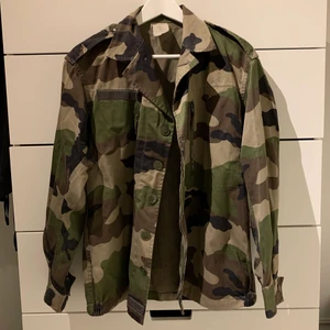 Militärjacka  - Klassisk militär jacka, okänt märke. Skulle säga att den passar XS-L.
