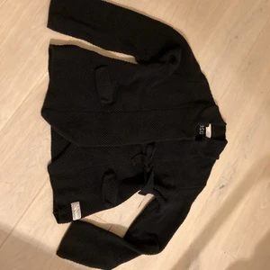 Svart kofta Odd Molly strl 3 - Fin Odd Molly-kofta i skön bomull. Knappt använd, som ny. Färg: svart med svart knytband fram.