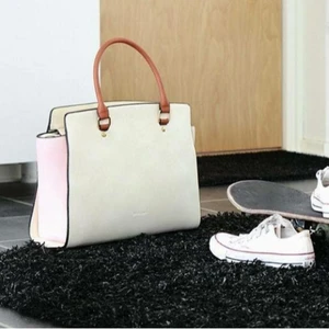 Rymlig väska - Använts få gånger. Stor rymlig väska från Emily & Noah. Köptes för ny pris 599,- färgen är beige med ljusrosa/bruna detaljer