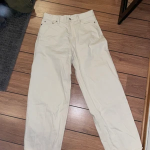 Weekday byxor - Säljer dessa dina pösiga jeansen. Köpte dom i butik för 800kr. Dom är använda typ 2 gånger. De sitter väldigt fint o är inte för slappa runt låren på mig. Det är tjockt jeans material o inga negativa effekter.