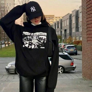 Brandy Melville Hoodie - super cool radio silence hoodie. Ny köpt och aldrig använd. Lappar kvar på!! Lånade bilder. Finns ej att köpa på EU hemsida. Nypris 462 kr.  Köparen står för frakt. ❤️ 