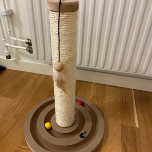Klösträd  - Säljer ett helt oanvänt klösträd för min katt är helt onitresserad av det och kommer därför inte till användning. I bottenplattan finns en rolig kulbana med två träkulor som rullar när katten puttar på dem med tassen. Dessutom hänger en träkula med en fjäder. Köparen står för fraktkostnaden <3