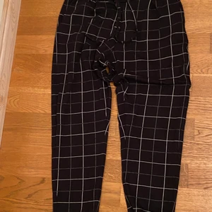 Mjukis byxor  - Rutiga mjukis byxor. Ganska korta. Har snören så det går att spänna in och ut dom.☺️