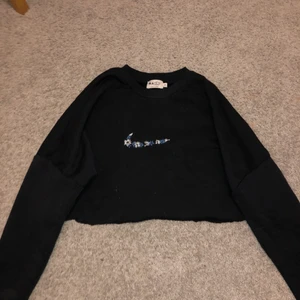 Broderad Nike croppad sweatshirt - Marinblå croppad sweatshirt (från NA-KD) med broderat Nike märke på. Knappt använd, i fint skick. Hör av er vid intresse 💞