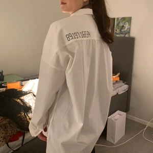 Skorta  - Ur cool oversized skjorta med detaljer i storlek S. Helt oanvänd! 