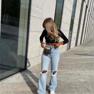 Stradivarius petite jeans - Säljer dessa supersnygga jeans då dom tyvärr är för långa på mig som är 154cm (jag har vikt in dom på bilden), skulle nog säga att dom är perfekt längd på någon som är 160cm💖 Obs två första bilderna är lånade från instagram men det är exakt samma byxa!