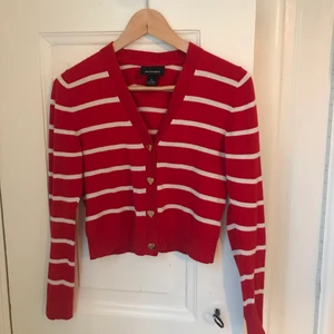 Randig tröja  - Från Monki med hjärtknappar. I fint skick 💕