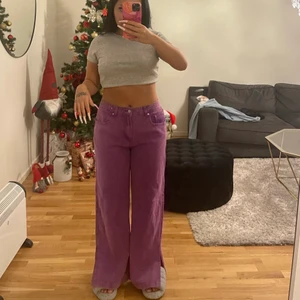 Lila Jeans  - Ett par lila högmidjade jeans i storlek M, säljer de för 150kr (aldrig använda) 