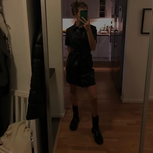 Svart skinnklänning - Oanvänd svart klänning från bikbok med lappen kvar. Köpt för 499. Går bra att både klä upp och ner!