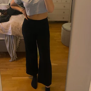SVARTA BYXOR - Dessa byxor är endast testade & SÅ sköna! Kan kläs upp & ned. Passar mig som oftast har M i byxor (större höfter/lår) men tyvärr för korta :( är 173cm med långa ben 🤍