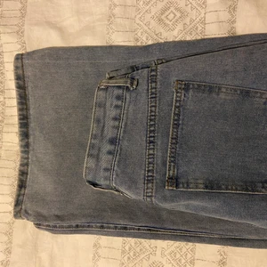 Jeans - Snygga vida jeans nertill. Har en rak passform med ett mjukt och skönt material. Är för långa för mig därav säljer jag jeansen. Endast använt 1-2 gånger därför mycket bra skick. Kontakta vid frågor eller intresse💕
